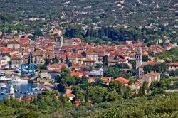 Città di Cres (Croazia): immersa nella vegetazione e nella tradizionale architettura della Dalmazia, questa cittadina è una piccola perla dell'isola omonima.

