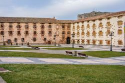Città di Ezcaray, comunità autonoma di La Rioja, Spagna - Alcuni degli antichi edifici e palazzi costruiti con calce e mattoni a vista nel villaggio di Ezcaray, nel cuore turistico ...