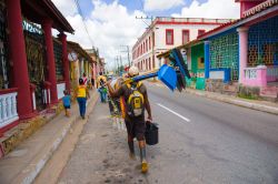 Una scena di vita quotidiana nelle strade della città cubana di Pinar del Rio (Cuba), a 160 km dalla capitale La Habana - foto© Fotos593 / Shutterstock.com