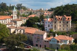 Una vista dall'alto della città di Sintra (Portogallo). Qui giungono ogni giorno migliaia di turisti provenienti soprattutto dalla vicina Lisbona per una gita in giornata - foto ...