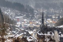 La città di Vianden fotografata con la neve, Lussemburgo.
