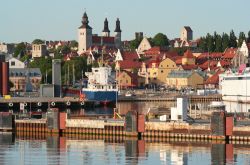 Un'immagine panoramica del borgo di Visby, sull'isola svedese di Gotland, e del porto che in epoca medievale fece la fortuna di questa piccola città commerciale - Foto © ...