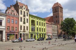 Città medievale di Torun, Polonia. Le facciate variopinte di queste belle abitazioni si affacciano su una delle piazze di Torun, luogo natale dell'astronomo Copernico - © cpaulfell/ ...