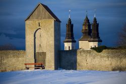 Il fascino di Visby circondata completamenteda un'alta cinta muraria. Il borgo è accessibile dalle tre porte principali che un tempo regolavano gli ingressi -  Foto © Bildvision ...