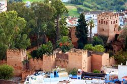 Città murata di Chefchaouen, all'interno si trova la vecchia Medina blu  del Marocco settentrionale - © Mikadun / Shutterstock.com
