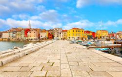 Città vecchia di Porec, Croazia. Di antiche origini romane, Parenzo (questo il nome in italiano) si è sviluppata attorno al porto protetto dall'isolotto di San Nicola - © ...