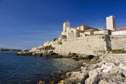 Panorama sulla cittadella di Antibes, Francia - Il profilo del suo promontorio ha ispirato generazioni di artisti. Ville, magnifici giardini, balconi colorati e mercati profumati di spezie accolgono ...