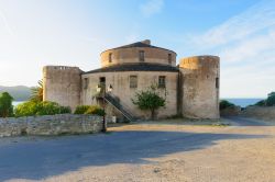 Cittadella di Saint Florent, Corsica, Francia. Cuore della città è la vecchia cittadella di origine genovese costruita con muratura color sabbia: la tonalità così ...