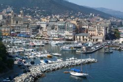 Cittadella di Terra Nova a Bastia, Corsica. Strutturata come un incantevole labirinto di piccole viuzze, la Cittadella di Bastia, nota anche come Terra Nova, è un elegante quartiere abbarbicato ...