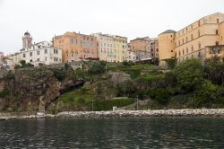 Cittadella e architettura medievale sopra il vecchio porto di Bastia, Corsica. Questa bella città francese è arroccata sulla scogliera ed è ricca di viuzze strette e di ...