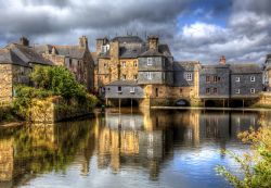 Cittadina di Landerneau, dintorni di Brest in Francia - Situata anch'esso in Bretagna, questa graziosa città è celebre soprattutto per il Pont de Rohan. Eretto nel XII° ...