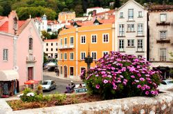 Un'immagine della cittadina di Sintra (Portogallo), dove ogni dettaglio è curato nei minimi particolari - foto © LIUDMILA ERMOLENKO / Shutterstock.com
