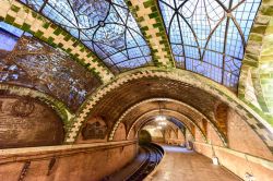 La City Hall Subway Station a Manhattan. Inaugurata nel 1904 e abbandonata il 31 dicembre 1945 - © Felix Lipov / Shutterstock.com