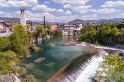 Cividale del Friuli fotografata dall'alto, Udine, Italia. La città sorge ai piedi dei colli del Friuli orientale, sulle sponde del Natisone.
