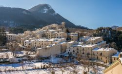 Civitella Alfedena il borgo del Parco Nazionale dell'Abruzzo innvevato durante la stagione invernale