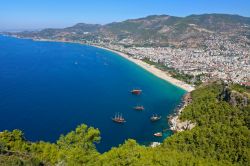 Cleopatra Beach fotografata dal castello di Alanya, Turchia. La spiaggia di Cleopatra, con la marina, è uno dei gioielli della cittadina turca di Alanya che si affaccia proprio sulle ...