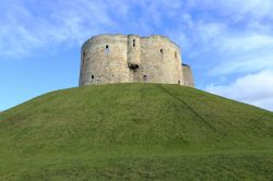 La Clifford’s Tower è uno dei luoghi simbolo di York. È parte dell'antico York Castle e fu utilizzata come prigione - foto © Shutterstock