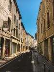 Cluny, Francia: un tipico vicoletto del centro storico in una calda giornata estiva - © fotoliza / Shutterstock.com