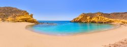Cocedores beach a Murcia nei pressi di Aguilas, Mare Mediterraneo, Spagna. E' caratterizzata da due splendide barriere coralline di cui una nera per via della presenza di rocce vulcaniche ...