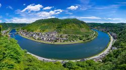 La città di Cochem (Germania) presso l'ansa del fiume Mosella. La cittadina sorge proprio in una delle zone più belle del paese per gli escursionisti, quella dell'altipiano ...