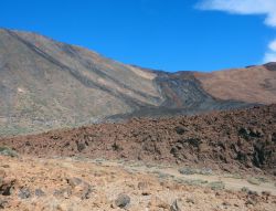 Le rocce più scure identificano una delle ultime colate laviche scese dalle pendici del vulcano Teide (Tenerife, Canarie).