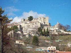 Collalto Sabino e il suo Castello si trovano nel nord del Lazio - © altotemi, CC BY-SA 2.0, Wikipedia