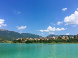 Colle di Tora fotografata in una giornate di sole in estate: il contrasto tra il blu del cielo e le acque verdi del lago Turano (Lazio)
