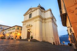 La Collegiata di San Tommaso da Villanova nella piazza principale di Castel Gandolfo, Lazio. Costruita al posto della chiesa parrocchiale di San Nicola, fu voluta da papa Alessandro VII° ...