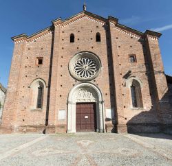 La facciata della Collegiata, la chiesa medievale di Castiglione Olona in Lombardia - © Claudio Giovanni Colombo / Shutterstock.com