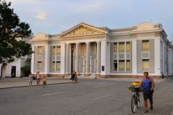 Il Collegio San Lorenzo con il suo inconfondibile stile neoclassico si affaccia su Parque Martì, la piazza di Cienfuegos (Cuba) - © Roxana Gonzalez / Shutterstock.com