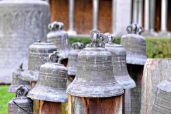 Collezione di campane medievali nel chiostro di San Gertrude a Nivelles, Belgio