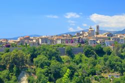 La collina boschiva e il villaggio medievale di Saint-Paul-de-Vence, Francia. Alla fama di questo borgo hanno contribuito artisti e intellettuali. 
