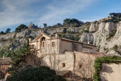 Veduta della collina di St Jacques, sulla quale si trova l'omonima cappella che domina dall'alto la cittadina di Cavaillon (Vaucluse, Francia) - foto © Shutterstock