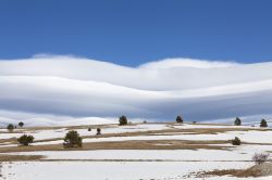 Nuvole pittoresche nel cielo blu e una deserta collina innevata a Santo Stefano di Sessanio, L'Aquila, Abruzzo. Questo splendido paesaggio si può ammirare nei pressi del Gran Sasso.




 ...