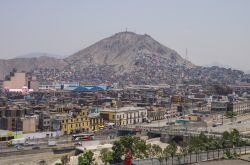 Una vista panoramica sulla collina di San Cristòbal e del centro di Lima (Perù) sulla sponda nord del fiume Rimac - foto © Igor Dymov
