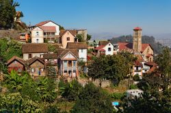 La Colline du Rova, è un quartiere storico di Antananarivo (Madagascar) dove si trovano le ultime case in legno restanti delle tante che era possibile trovare in città nei secoli ...