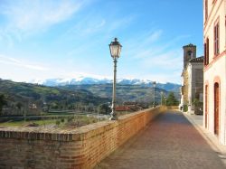 Colmurano nelle Marche e il panorama sui Monti Sibillini in inverno - © Maurizio Falcioni / mapio.net