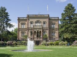 La stupenda villa nota come Colombi Schloessle, situata all'interno di Colombipark, nella città tedesca di Friburgo in Bresgovia - foto © PRILL / Shutterstock.com