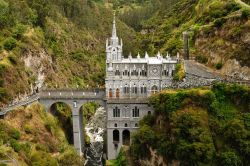 Colombia: il santuario di Las Lajas, nei pressi di Ipiales, è stato costruito nel canyon formato del fiume Guaitara tra il 1916 e il 1949 ed è meta di pellegrinaggio per molti ...