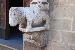 Colonna all'ingresso della Chiesa Madre di Grottaglie in Puglia