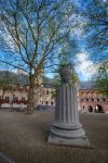 Colonna decorativa nel cortile dell'abbazia di Middelburg, Olanda - © PLOO Galary / Shutterstock.com