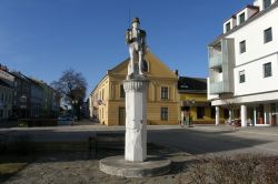 Colonna di Rolando nella piazza centrale di Laa an der Thaya in Bassa Austria