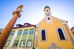 Colonna e chiesa nella città vecchia di Murnau am Staffelsee, Baviera (Germania). Questo rinomato luogo di villeggiatura si trova a sud di Monaco.
