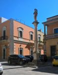 Colonna Votiva di San Giovanni nel centro di Aradeo in Puglia  - © Asia, CC BY-SA 4.0, Wikipedia