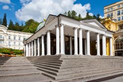 Colonnato di St. Cross nel centro storico di Marianske Lazne, Repubblica Ceca - © kaprik / Shutterstock.com