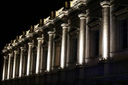 Il colonnato della facciata laterale del vecchio Palazzo di Giustizia di Montpellier, Francia, by night - © BOULENGER Xavier / Shutterstock.com