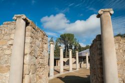 Le colonne all'ingresso del cortile di Villa Romana del Casale a Piazza Armerina, Sicilia - © Marco Ossino / Shutterstock.com