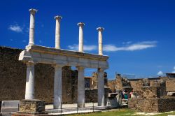 Colonne della mensa ponderaria di Pompei, Campania - Ricavata nel muro est del Tempio di Apollo, rappresentava l'ufficio pubblico di controllo delle misure di capacità e di peso. ...