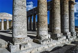 Le colonne doriche del Tempio Greco di Segesta, uno dei luoghi archeologici più belli della Sicilia occidentale - © Angelo Giampiccolo / Shutterstock.com