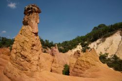 Roussillon, Francia: la zona circostante il borgo di Roussillon è detta anche "Colorado Provençal" per via delle formazioni rocciose e dei piccoli canyon che ricordano ...